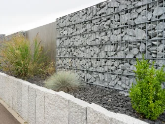 Gabionenwand und hochwertig gestaltete Gartenanlage