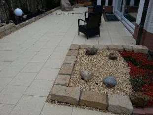 Holzterrasse und modern gestalteter Gartenbereich