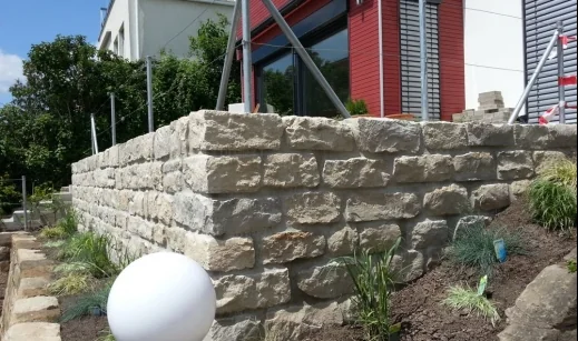 Natursteinmauer in einer von ARA gepflegten Gartenanlage